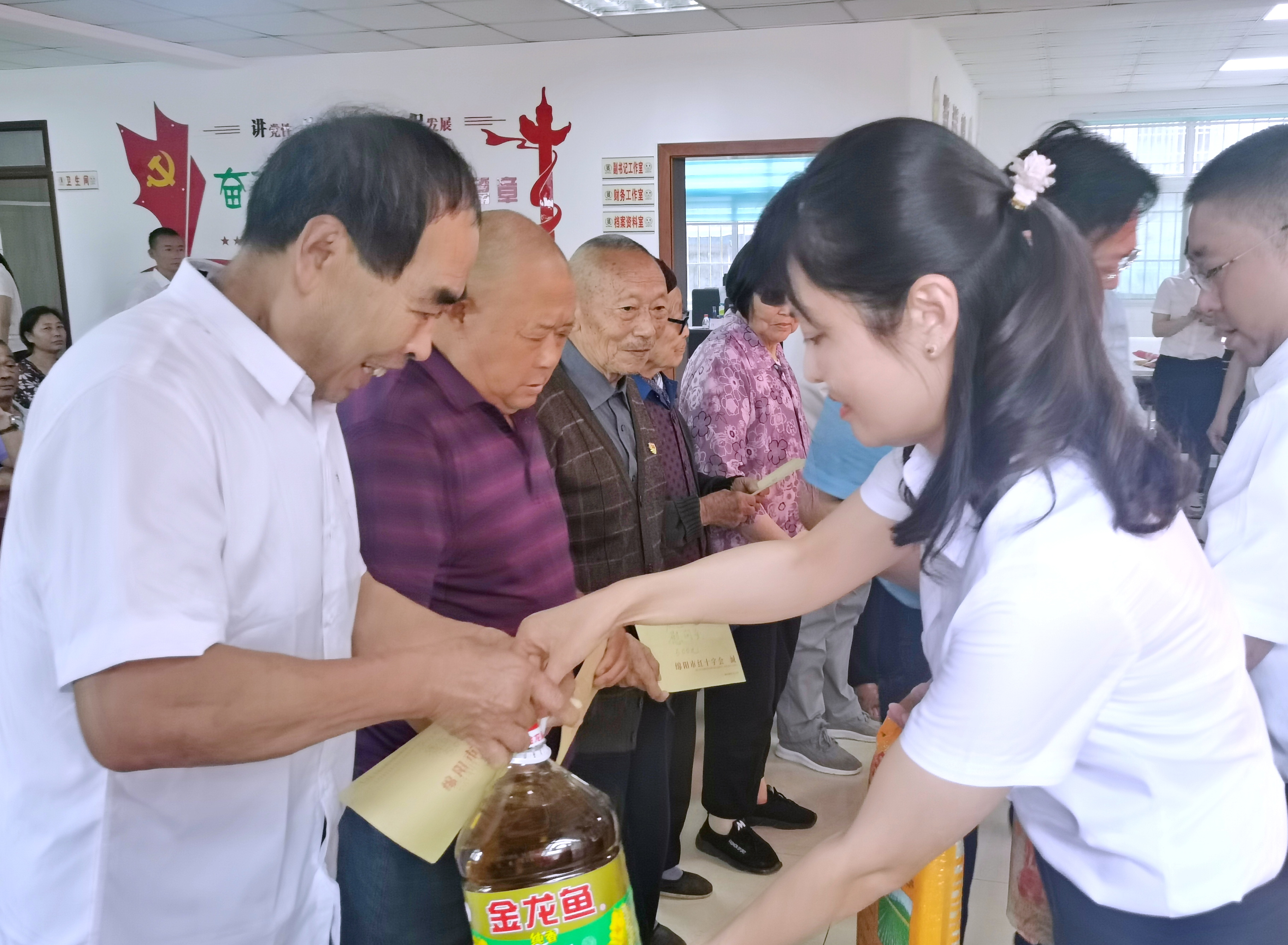 绵阳市红十字会开展庆“七·一”颂党恩走基层活动