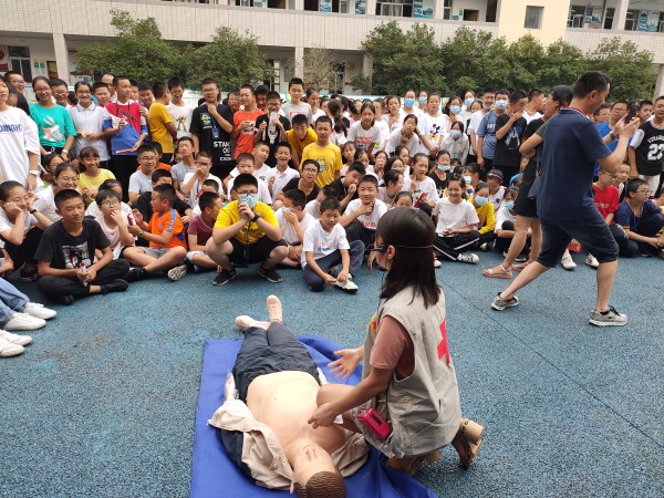 绵阳市红十字会 开展 世界急救日主题宣传进学校 进社区活动